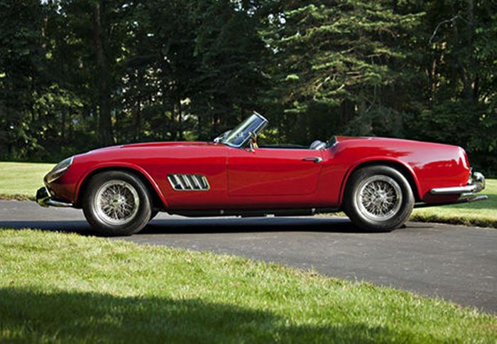 Κάτω από το καπό της Ferrari California, βρίσκεται ένας V12 κινητήρας 2.953 κυβικών εκατοστών, με απόδοση 270 ίππων.